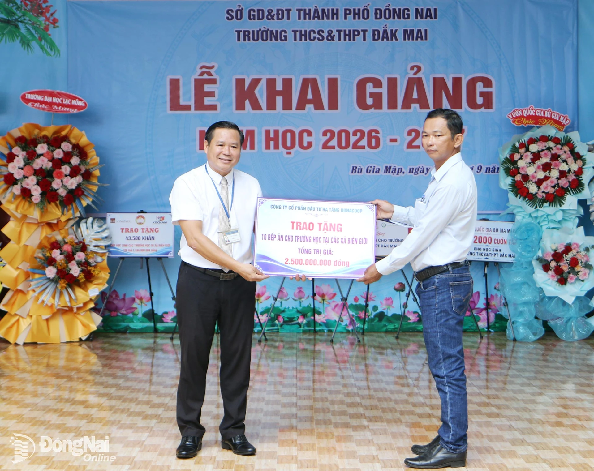 Lãnh đạo Trường THCS-THPT Đắk Mai (xã Bù Gia Mập) đại diện nhận bảng biểu trưng 10 bếp ăn do Công ty cổ phần Đầu tư hạ tầng Donacoop tài trợ cho các trường học ở các xã biên giới trên địa bàn thành phố, do Ủy ban MTTQ Việt Nam thành phố vận động tài trợ.

