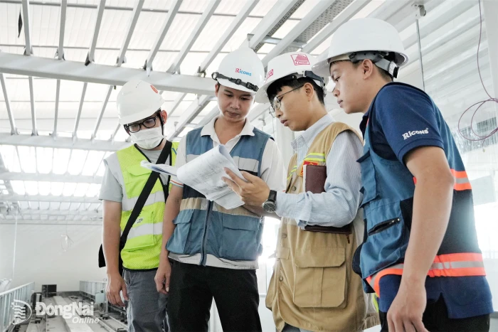 Việc lắp đặt thiết bị nhà ga được cán bộ, kỹ sư các nhà thầu theo dõi, giám sát chặt chẽ nhằm đảm bảo cao nhất các yêu cầu về kỹ thuật. Ảnh: Phạm Tùng