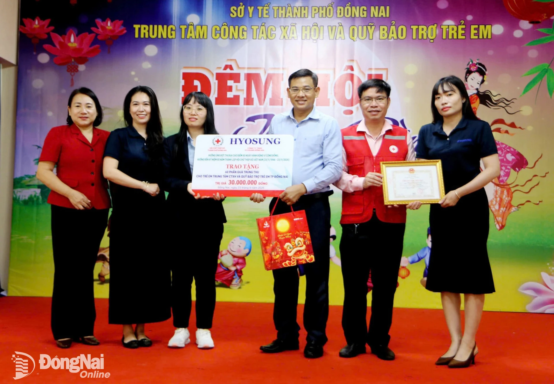 Đại diện Công ty TNHH Hyosung Đồng Nai trao bảng biểu trưng quà tặng cho Trung tâm Công tác xã hội và Quỹ Bảo trợ trẻ em thành phố. Ảnh: Văn Truyên
