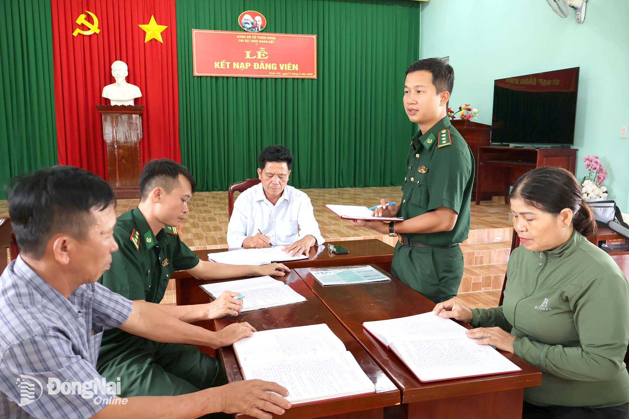 Thượng úy Lê Sỹ Vũ, Đội trưởng Đội Vận động quần chúng, Đồn Biên phòng Thanh Hòa, Bộ đội Biên phòng thành phố trao đổi ý kiến với chi ủy trước khi sinh hoạt Chi bộ thôn Đoàn Kết.

