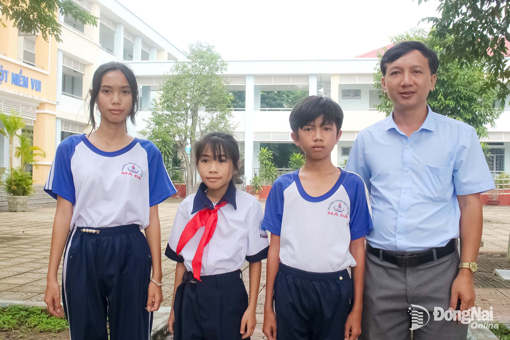 Thầy Đặng Ánh Dương (giáo viên chủ nhiệm lớp 8/1, Trường TH-THCS Mã Đà) cùng các em học sinh tại điểm trường chính.

