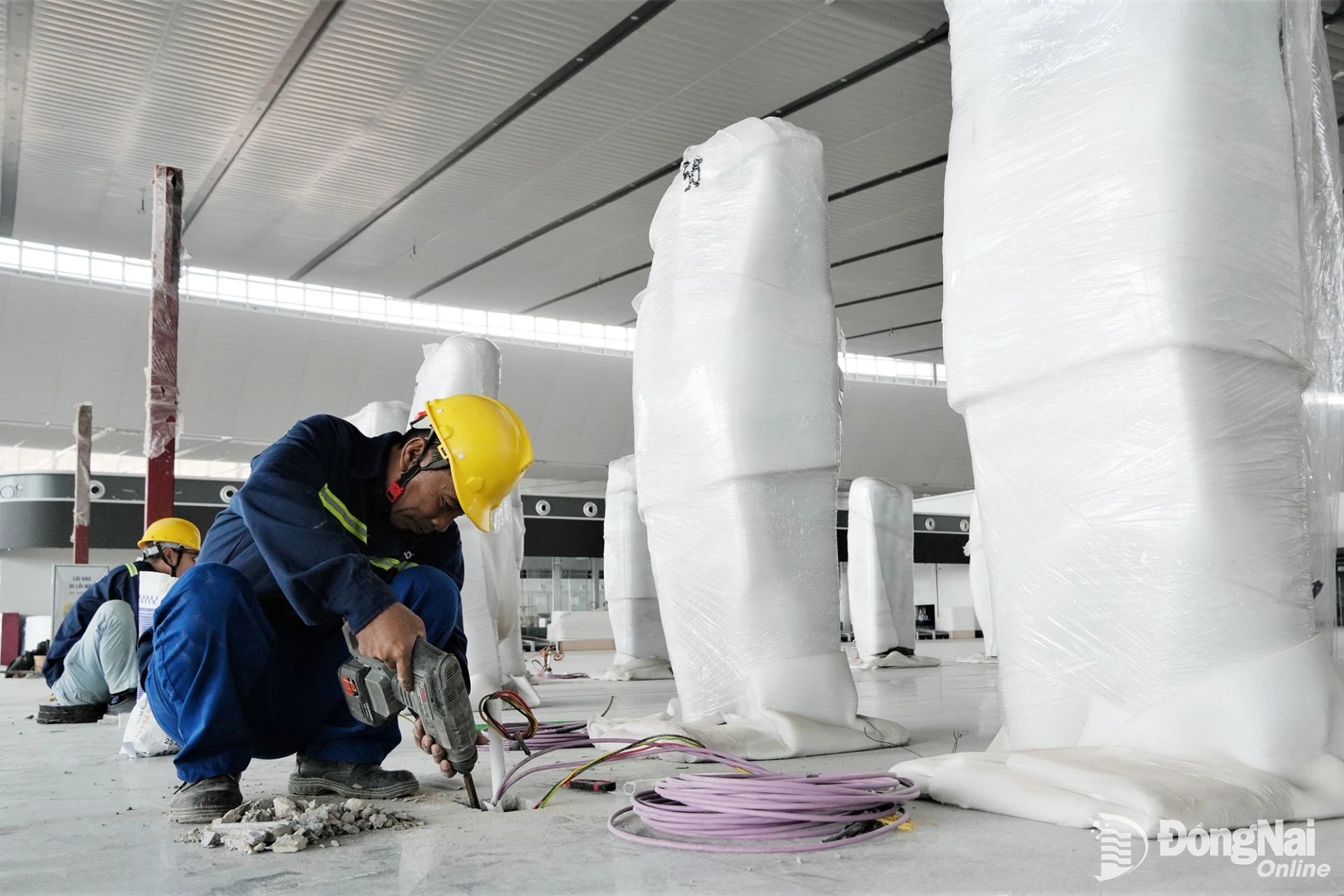 Gói thầu 5.10 có quy mô lớn, phạm vi công việc phức tạp, bao gồm xây dựng, hoàn thiện và lắp đặt đồng bộ nhiều hệ thống kỹ thuật, thiết bị phục vụ khai thác nhà ga. Trong ảnh: Công nhân thi công lắp đặt thiết bị tại nhà ga hành khách Sân bay Long Thành. Ảnh: Phạm Tùng