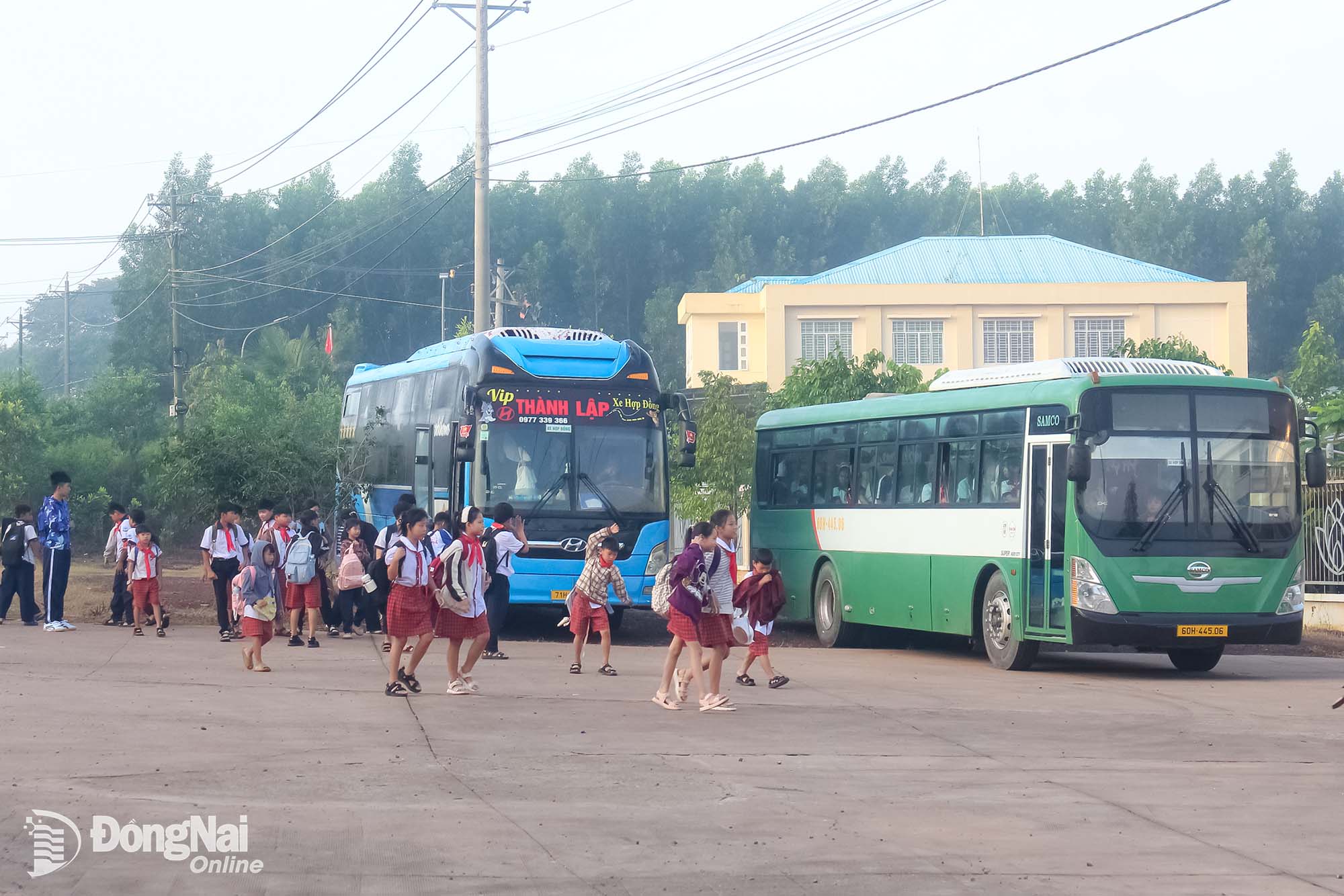 Các em học sinh Trường TH-THCS Mã Đà đi xe đưa rước đến trường.

