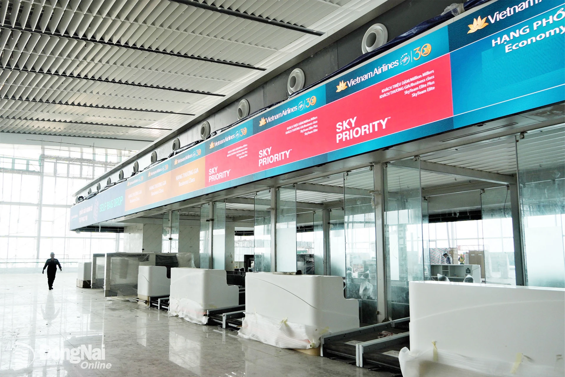 Một khu vực làm thủ tục của Hãng hàng không quốc gia Việt Nam (Vietnam Airlines) tại nhà ga hành khách Sân bay Long Thành đã hoàn thành lắp đặt. Ảnh: Phạm Tùng