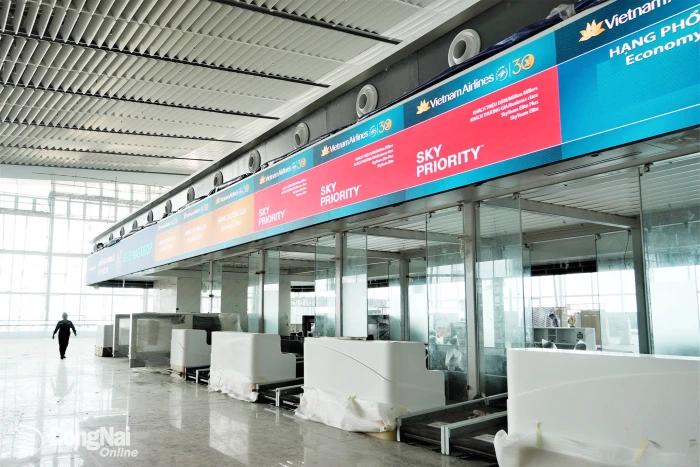 Một khu vực làm thủ tục của Hãng hàng không quốc gia Việt Nam (Vietnam Airlines) tại nhà ga hành khách Sân bay Long Thành đã hoàn thành lắp đặt. Ảnh: Phạm Tùng