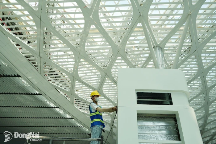 Công nhân thi công lắp đặt thiết bị tại công trình nhà ga hành khách Sân bay Long Thành. Ảnh: Phạm Tùng