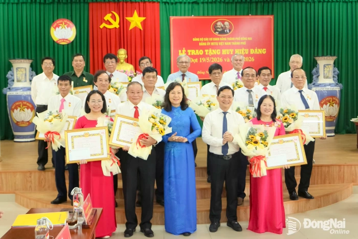 Đảng ủy MTTQ Việt Nam thành phố Đồng Nai trao Huy hiệu Đảng cho 18 đảng viên