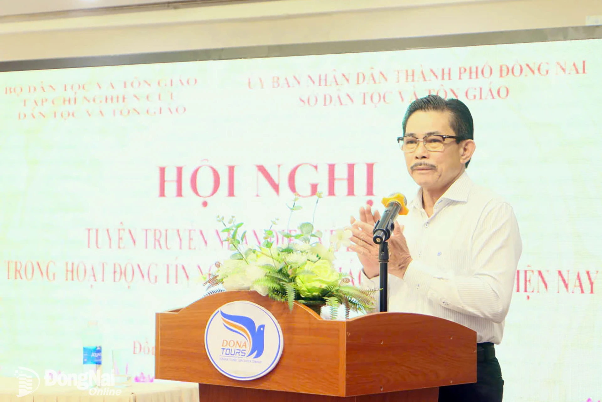 Tổng Biên tập Tạp chí Nghiên cứu Dân tộc và Tôn giáo Lê Công Bình phát biểu tại hội nghị. Ảnh: Văn Truyên