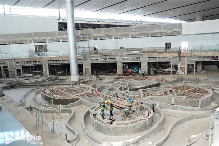 Một khu vực tiểu cảnh khác tại nhà ga hành khách Sân bay Long Thành đang được khẩn trương thi công. Ảnh: Phạm Tùng