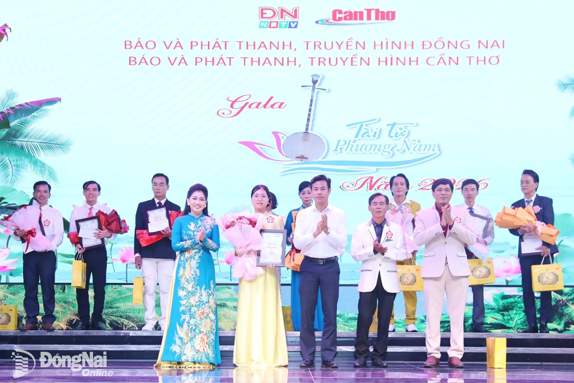 Ban tổ chức trao giải ba cho thí sinh Huỳnh Thị Ngọc Quí (thành phố Đồng Nai). Ảnh: Huy Anh