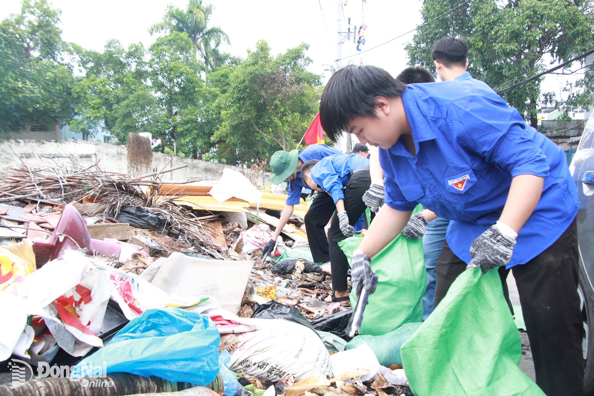 Đoàn viên thanh niên phường Tam Hiệp ra quân xử lý “điểm đen” rác thải trước cổng Trường TH-THCS-THPT Đinh Tiên Hoàng.