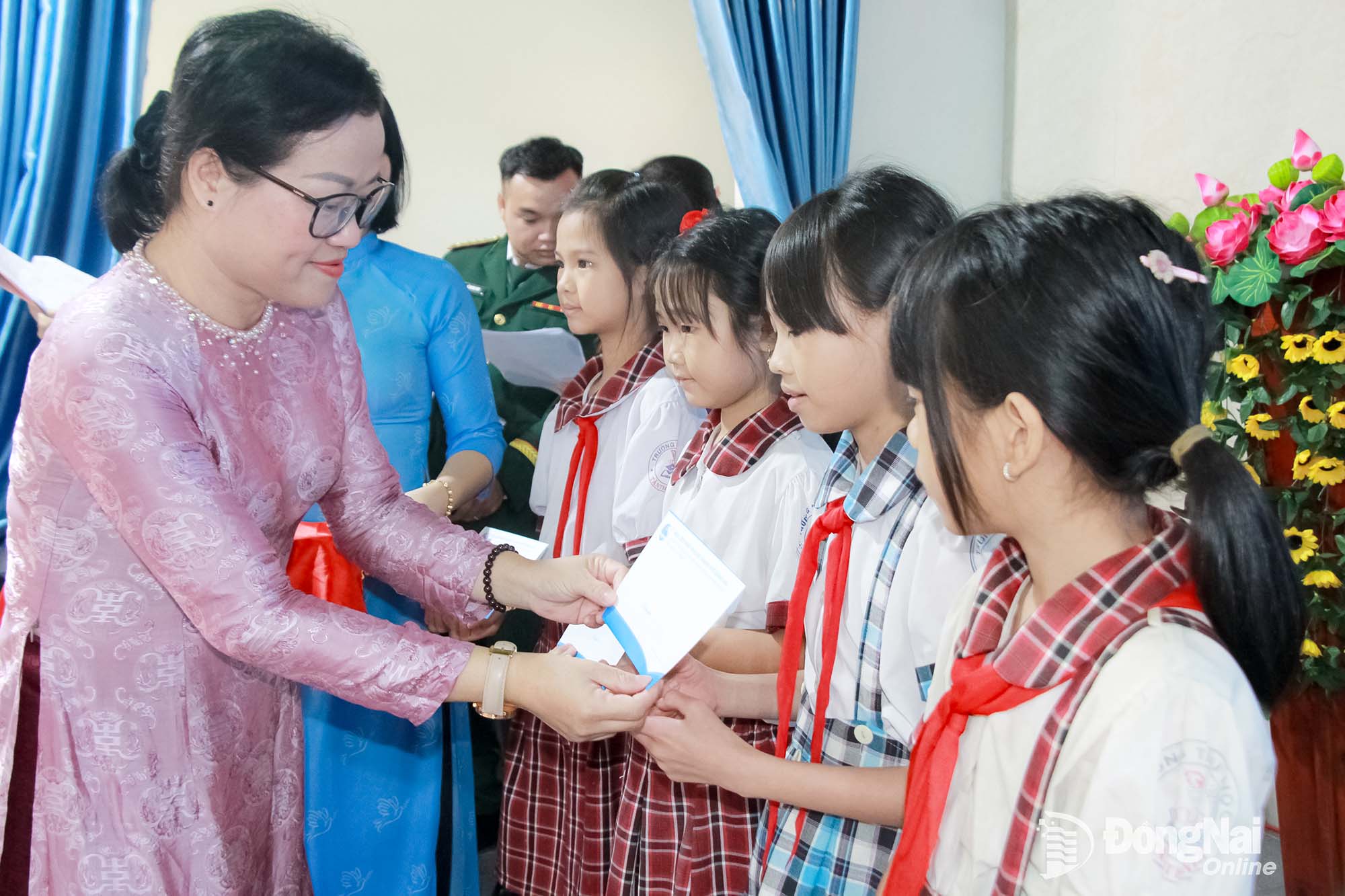 Bui Thi Hanh, Vice Chairwoman of the Dong Nai City Women’s Union and Head of the City Women’s Affairs Committee, presents scholarships to students in border areas.


