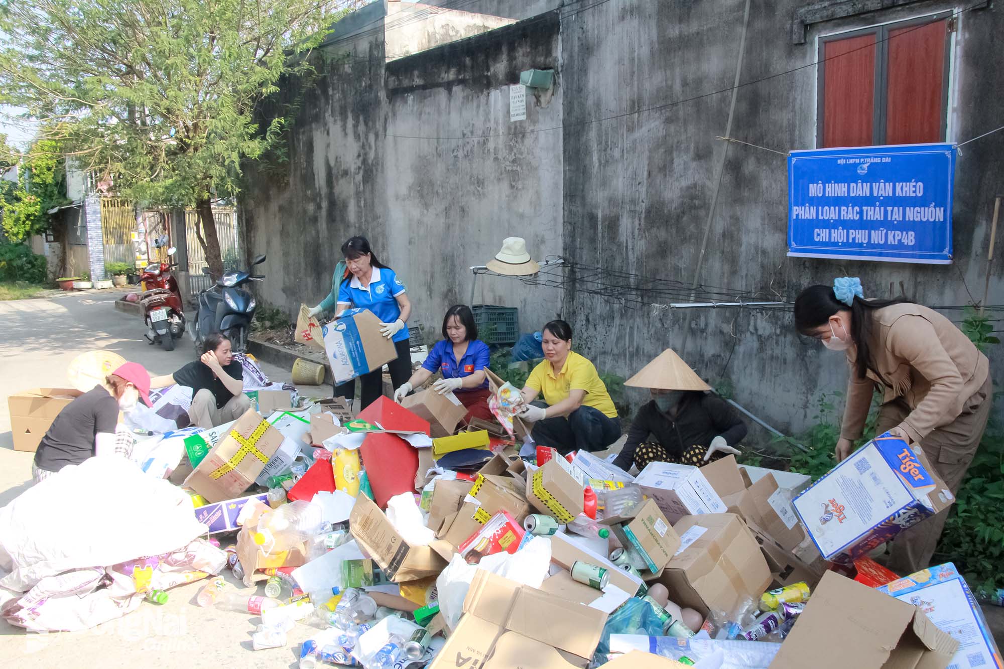 Cán bộ, hội viên, phụ nữ ở phường Trảng Dài phân loại chất thải rắn sau khi thu gom. Ảnh: Nga Sơn