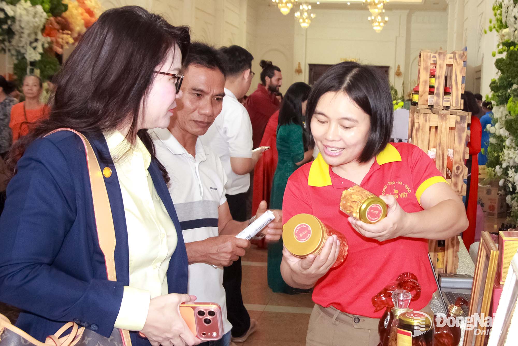 Chị Trần Thị Thắm giới thiệu về sản phẩm nấm đông trùng hạ thảo tại ngày Phụ nữ khởi nghiệp thành phố Đồng Nai năm 2026.

