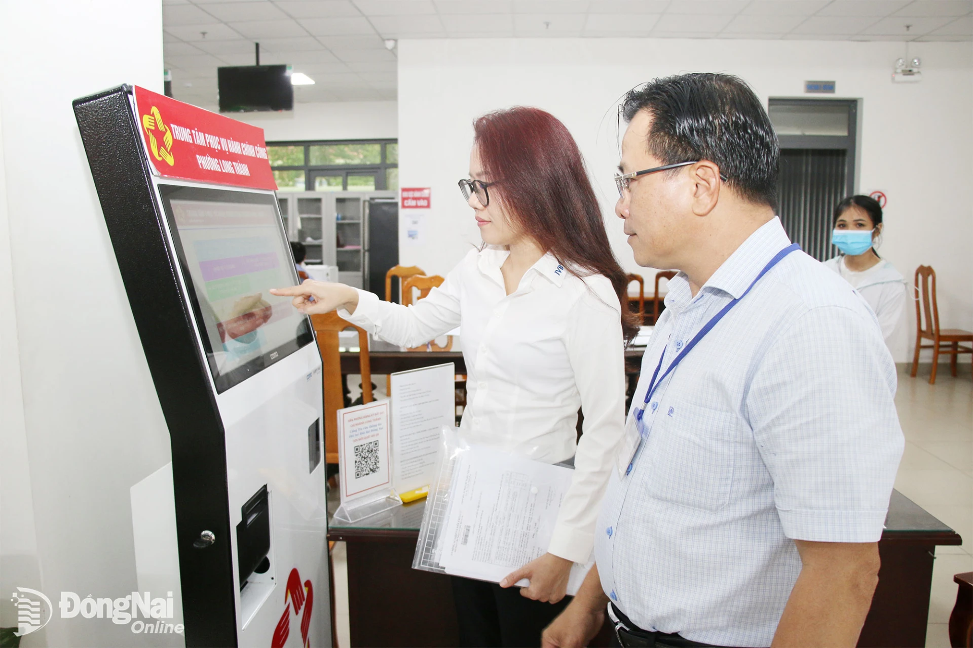 Người dân được hướng dẫn, hỗ trợ đăng ký thực hiện thủ tục hành chính trực tuyến tại Trung tâm Phục vụ hành chính công phường Long Thành.