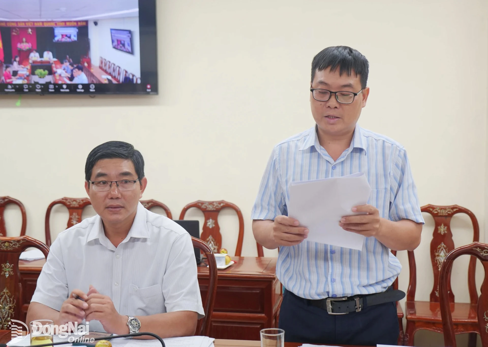 Đại diện Ban Pháp chế HĐND thành phố trình bày dự thảo nghị quyết. Ảnh: Hạnh Dung
