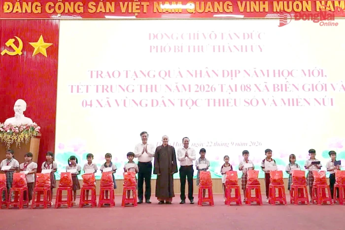 [Video] Trao 10 ngàn phần quà cho học sinh các xã biên giới