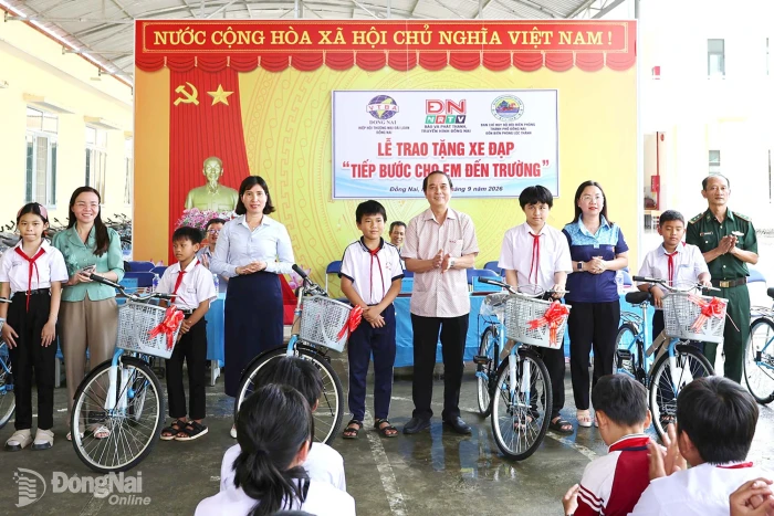 Tiếp bước cho em đến trường tại xã biên giới Lộc Thành