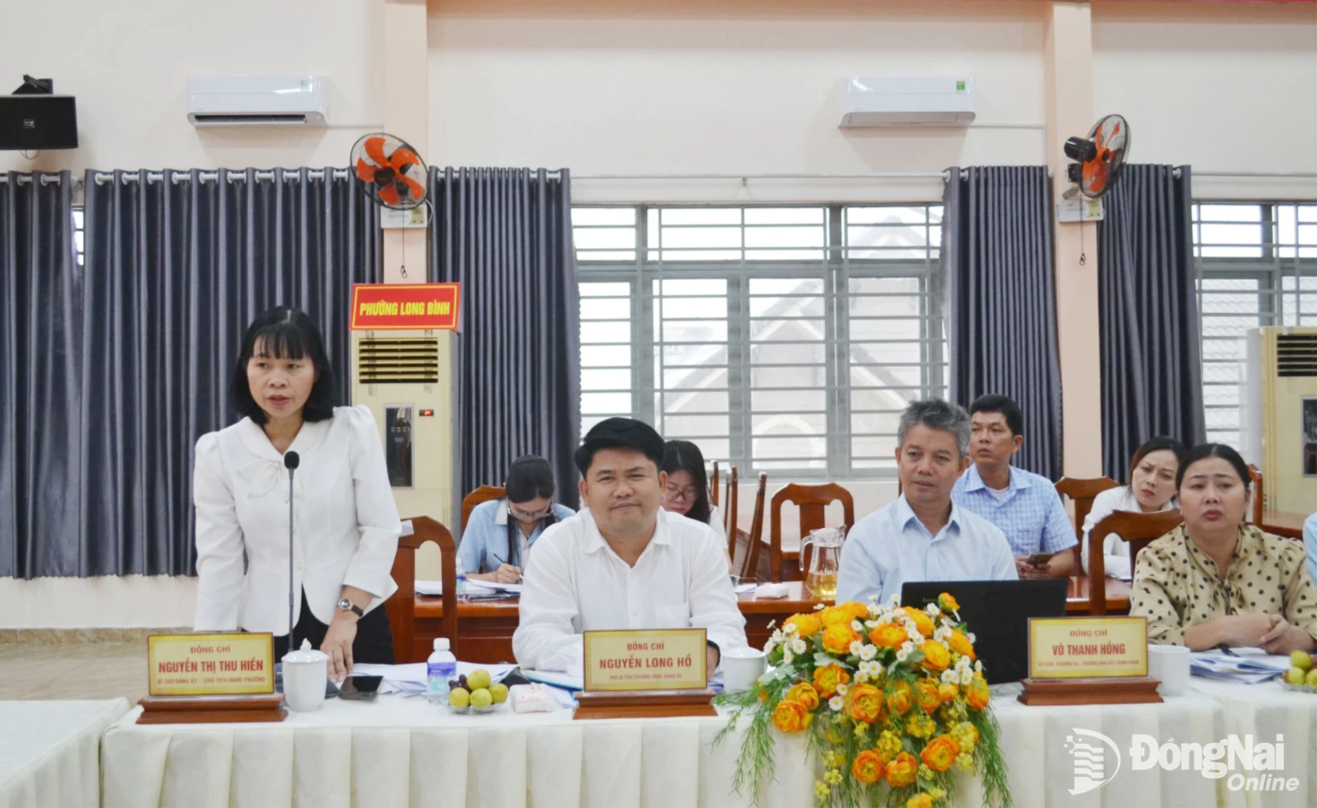 Bí thư Đảng ủy, Chủ tịch HĐND phường Long Bình Nguyễn Thị Thu Hiền phát biểu tại hội nghị. Ảnh: Phương Hằng
