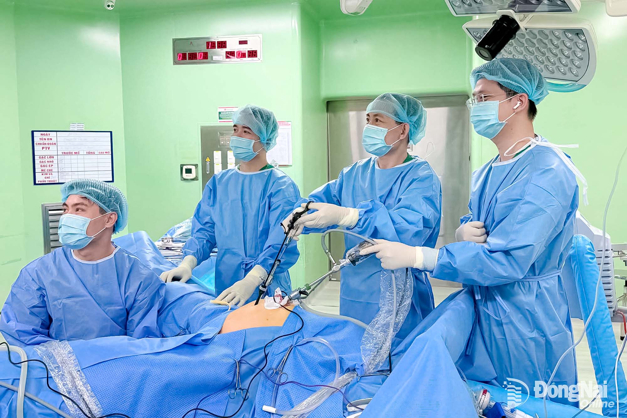 Các y, bác sĩ thực hiện ca phẫu thuật điều trị sa tạng chậu cho bệnh nhân tại Bệnh viện Đại học Y dược Shing Mark.