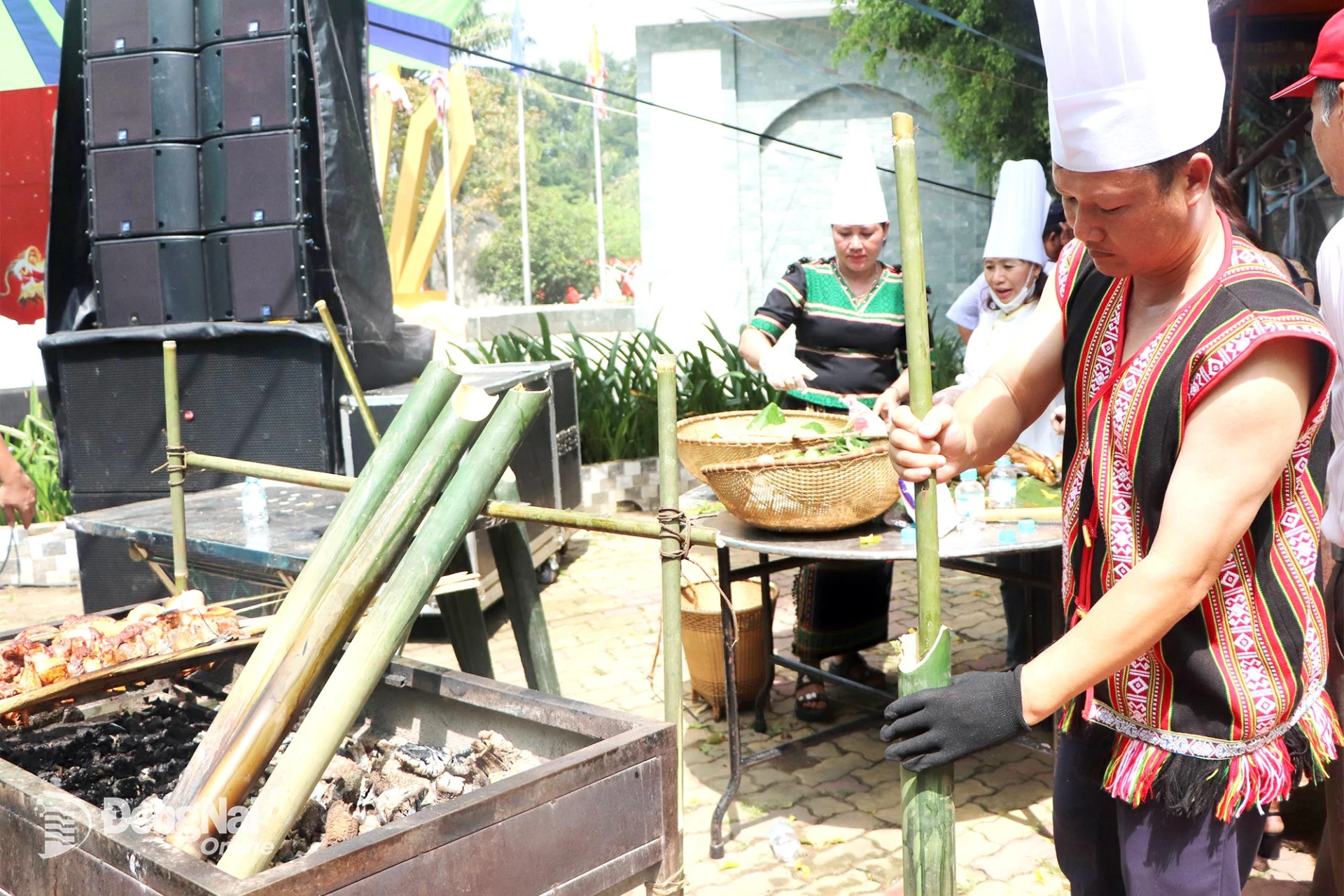 Sau khi canh chín, người nấu phải dùng một cây nhỏ thục vào ống tre cho canh nát, hòa quyện với nhau.