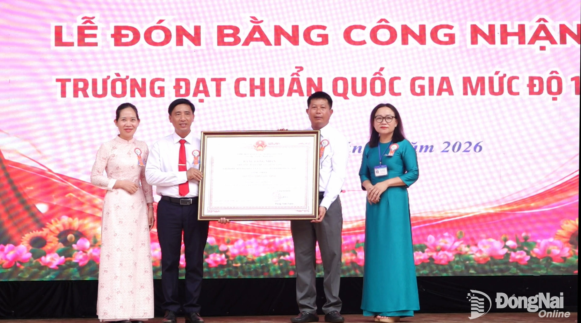Trường THPT Lộc Ninh đón nhận Bằng công nhận đạt chuẩn quốc gia mức độ 1 và đạt điểm định chất lượng giáo dục mức độ 2. Ảnh: Văn Hùng
