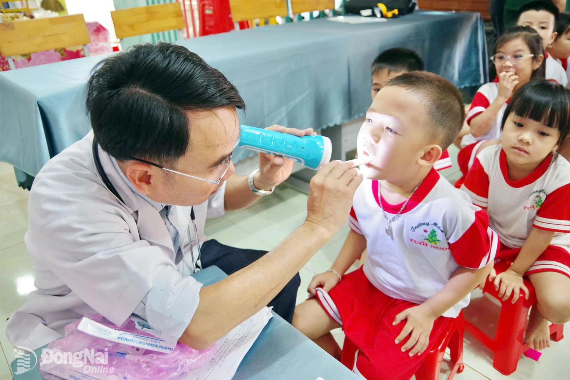 Khám sức khỏe cho trẻ mầm non trên địa bàn xã Đak Nhau. Ảnh: Sơn Huỳnh