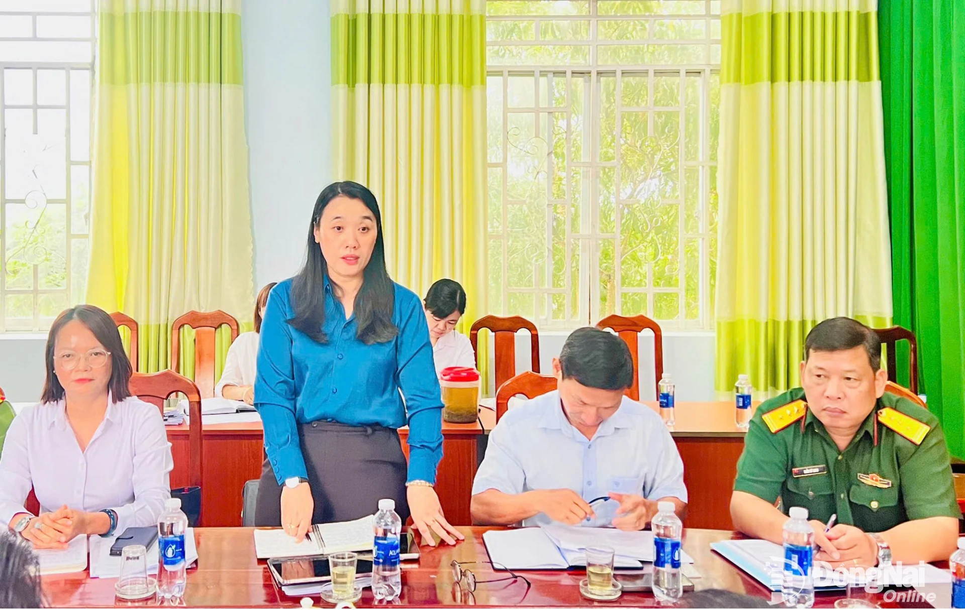 Thường trực Đảng ủy xã Xuân Phú trao đổi tại buổi làm việc. Ảnh: Hoàng Lý
