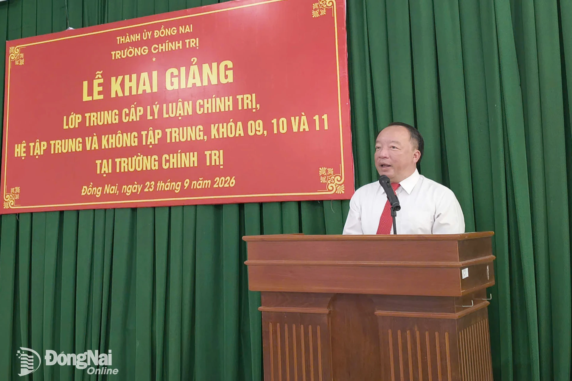 Tiến sĩ Phan Xuân Linh, Bí thư Đảng ủy, Hiệu trưởng Trường Chính trị thành phố Đồng Nai phát biểu tại lễ khai giảng. Ảnh: Bùi Phi
