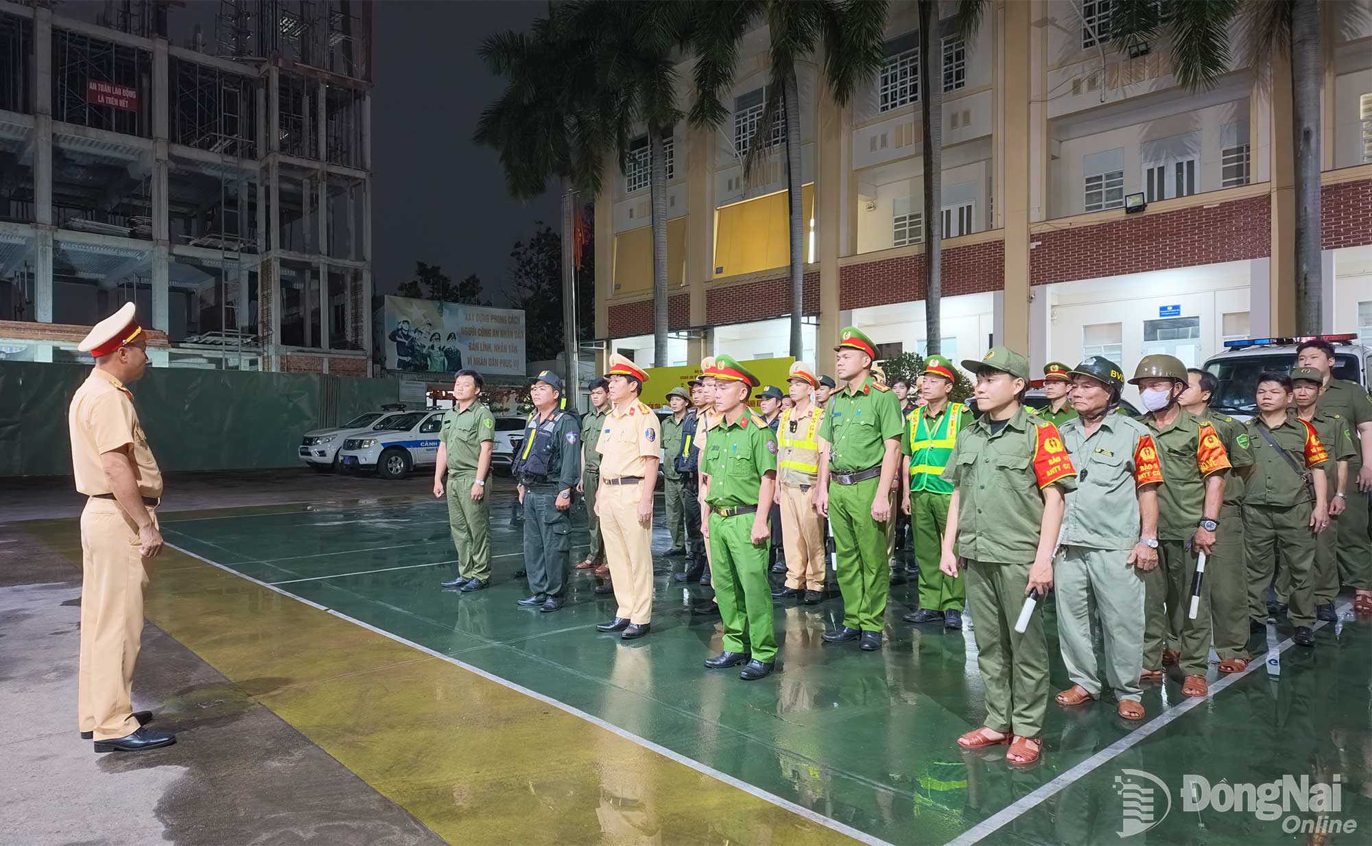 Lực lượng Phòng Cảnh sát giao thông Công an thành phố Đồng Nai cùng Công an phường Tam Hiệp và phường Trấn Biên ra quân kiểm soát vi phạm. Ảnh: Lê Duy