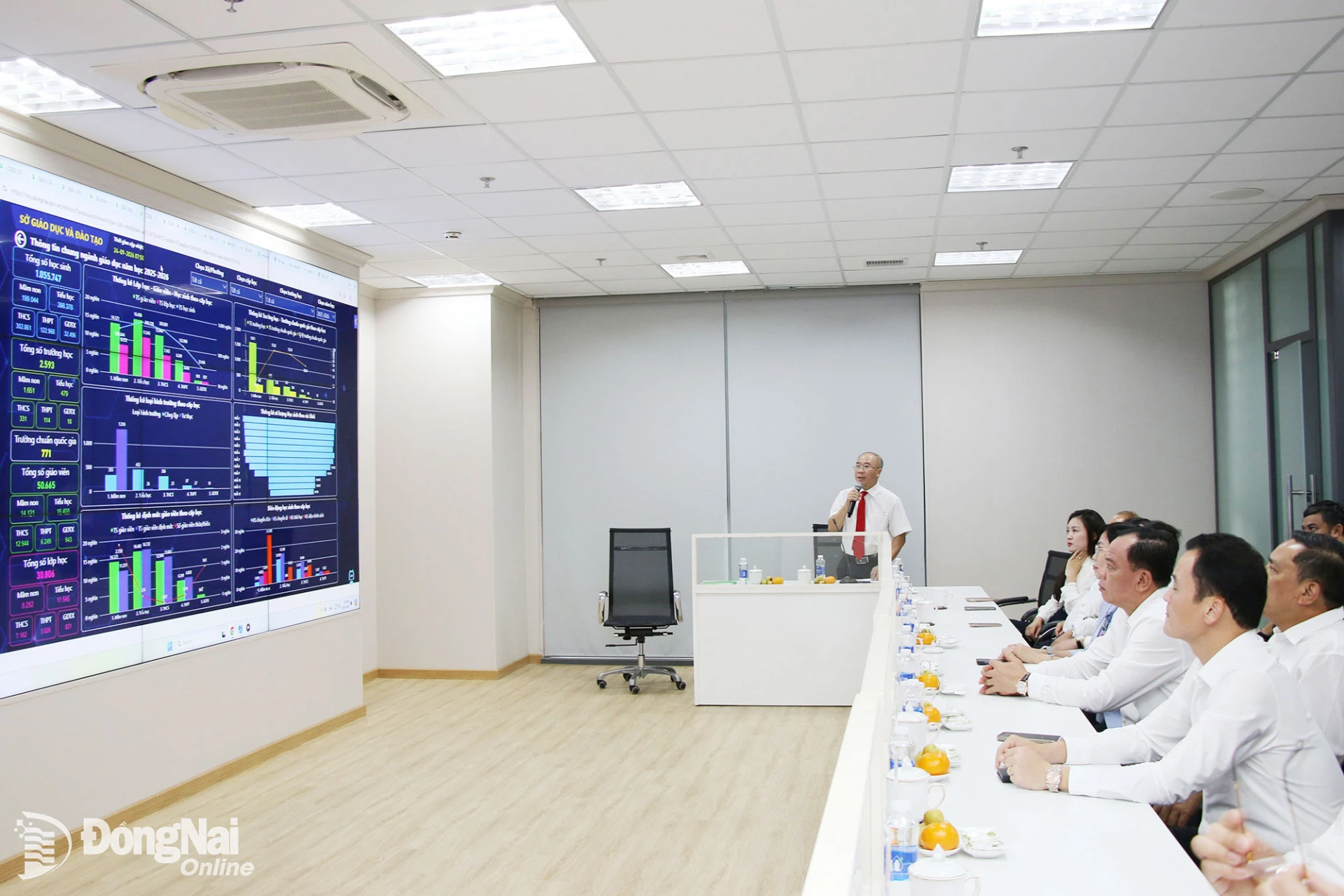 Đoàn công tác nghe giới thiệu các chức năng được tích hợp tại Trung tâm IOC thành phố Đồng Nai. Ảnh: Hải Quân