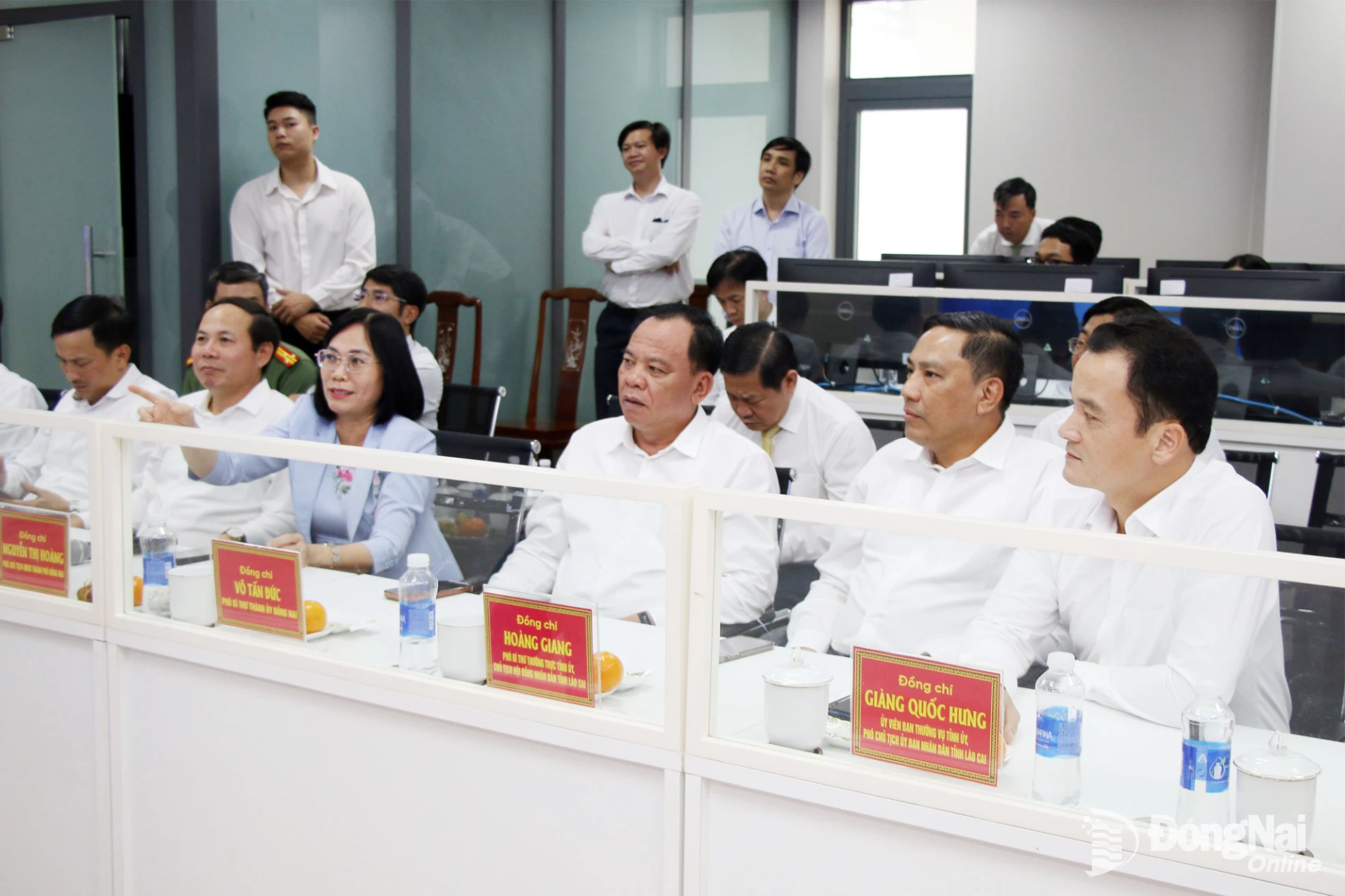 Thành ủy viên, Phó Chủ tịch UBND thành phố Đồng Nai Nguyễn Thị Hoàng chia sẻ với đoàn công tác một số nội dung về tích hợp, kết nối dữ liệu tại Trung tâm IOC thành phố Đồng Nai. Ảnh: Hải Quân