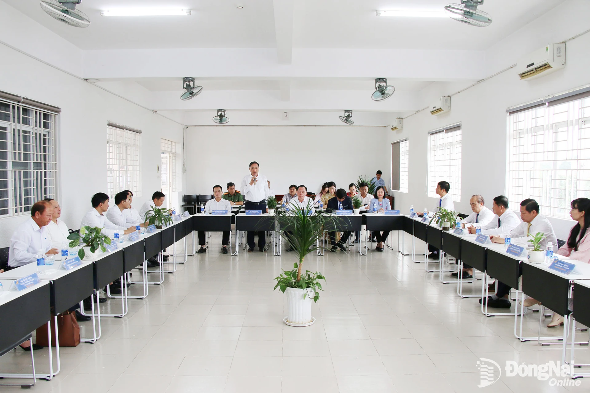 Phó Bí thư Thường trực Tỉnh ủy, Chủ tịch HĐND tỉnh Lào Cai Hoàng Giang chia sẻ tại buổi làm việc với Ban giám hiệu Trường đại học Lạc Hồng. Ảnh: Hải Quân