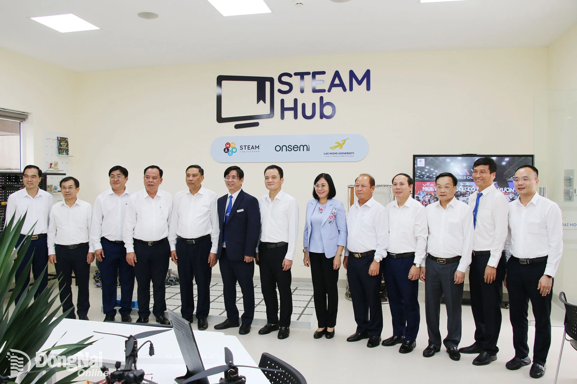 Đoàn đến tham quan thư viện công nghệ STEAMHub tại Cơ sở 6 của Trường đại học Lạc Hồng (ở phường Trấn Biên). Ảnh: Hải Quân