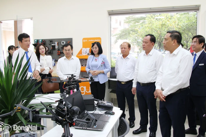Đoàn công tác của Ban Thường vụ Tỉnh ủy Lào Cai tham quan các mô hình chuyển đổi số, đổi mới sáng tạo tại Đồng Nai