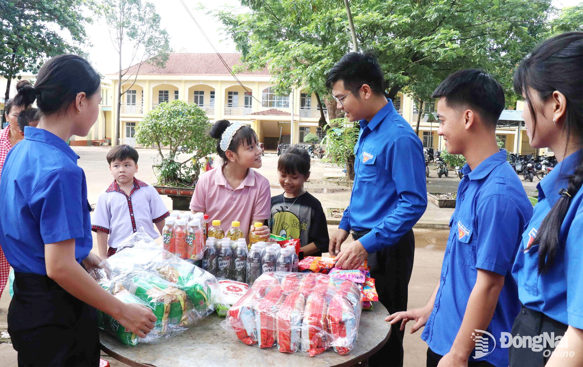 Các em thiếu nhi hào hứng tham gia Đổi rác lấy quà. Ảnh: Ngọc Huyền


