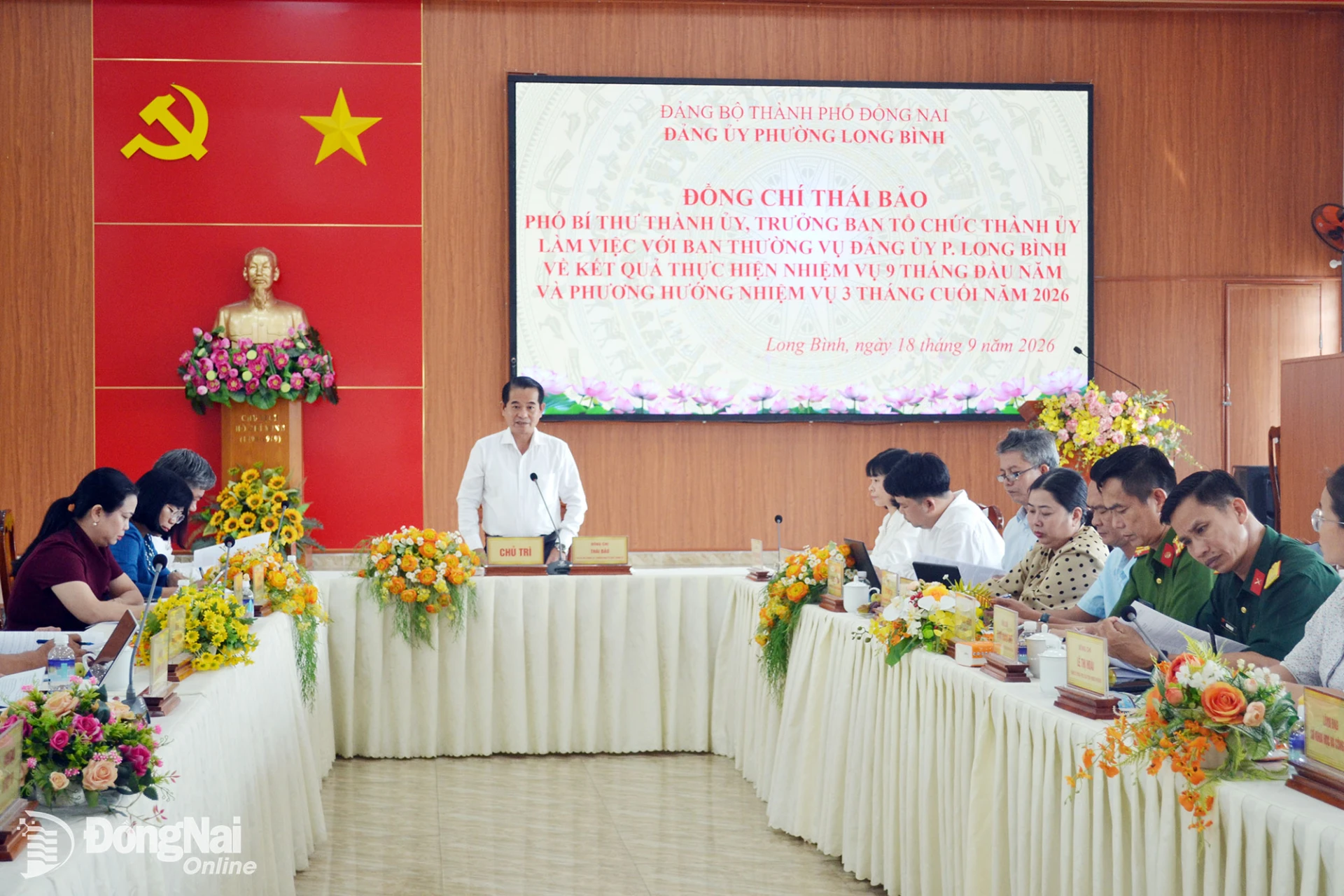 Phó Bí thư Thành ủy, Trưởng ban Tổ chức Thành ủy Thái Bảo chủ trì hội nghị. Ảnh: Phương Hằng