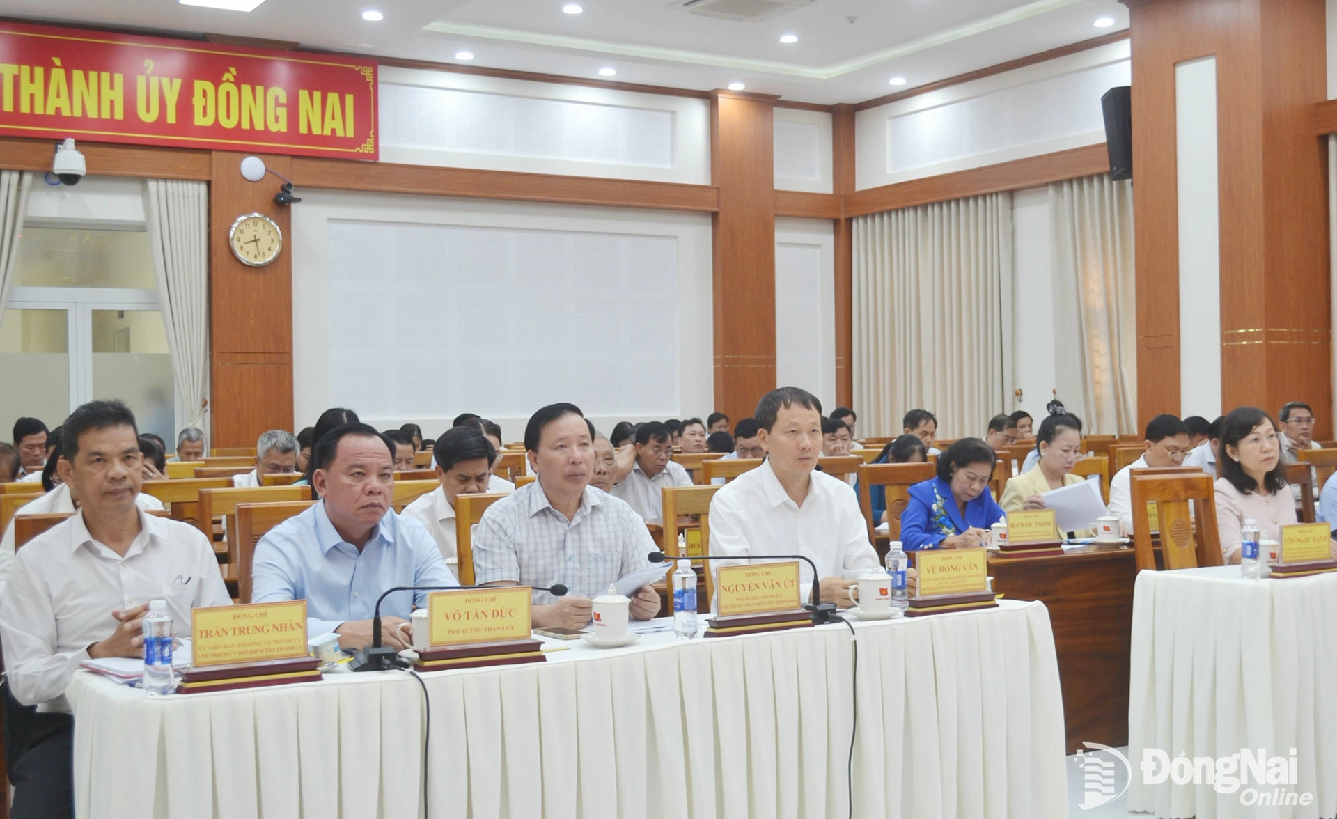 Các đồng chí lãnh đạo, nguyên lãnh đạo thành phố Đồng Nai và lãnh đạo các đơn vị của thành phố dự hội nghị tại điểm cầu hội trường Thành ủy Đồng Nai. Ảnh: Phương Hằng