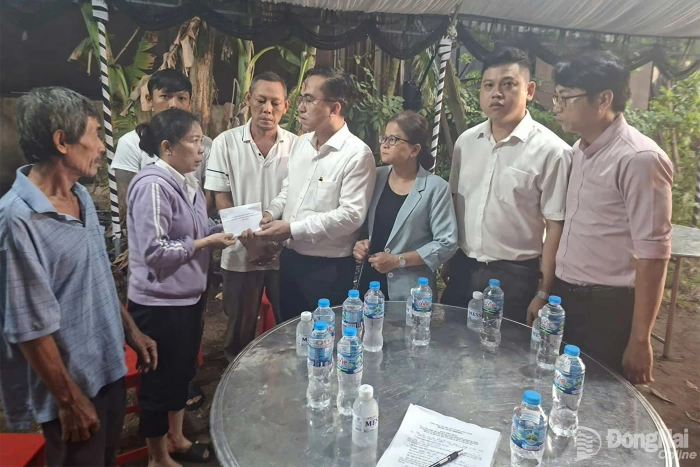 Phường Long Hưng thăm hỏi, hỗ trợ gia đình 3 mẹ con tử vong trong vụ tai nạn giao thông