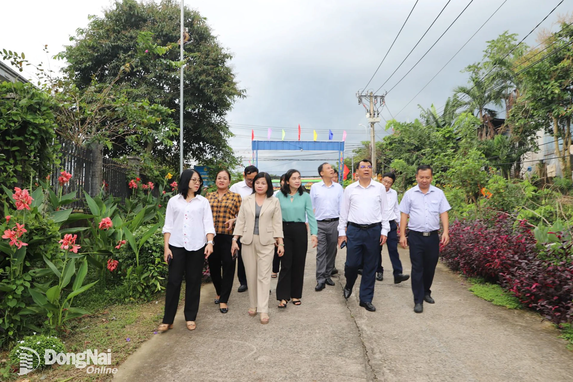 Đoàn công tác Văn phòng Điều phối Trung ương Chương trình mục tiêu quốc gia (Bộ Nông nghiệp và Môi trường) tham quan mô hình tuyến đường kiểu mẫu tại xã Định Quán. Ảnh: B.Nguyên