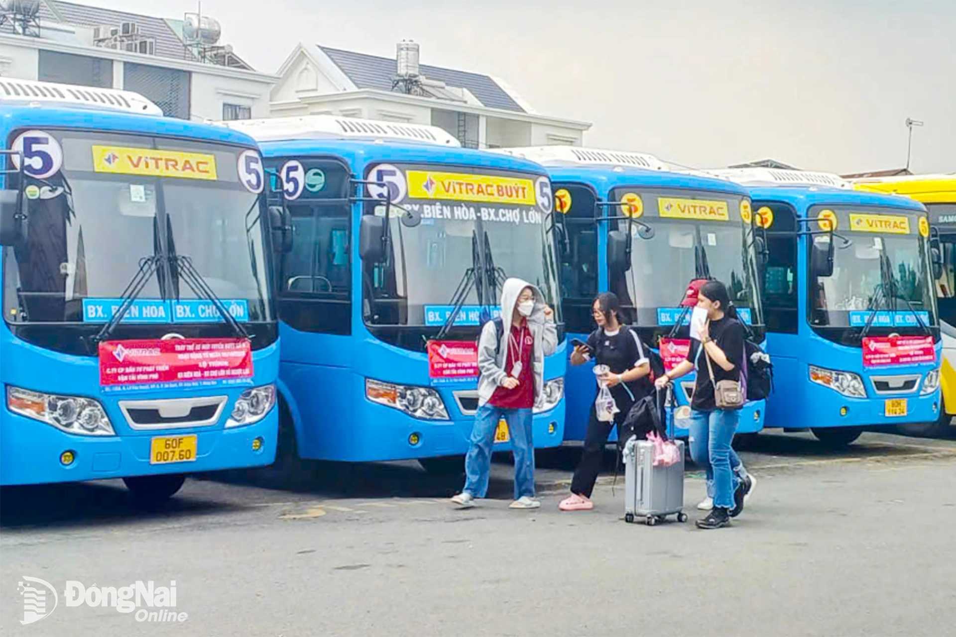 Người dân chọn vận tải công cộng làm phương tiện đi lại tại Bến xe Biên Hòa.