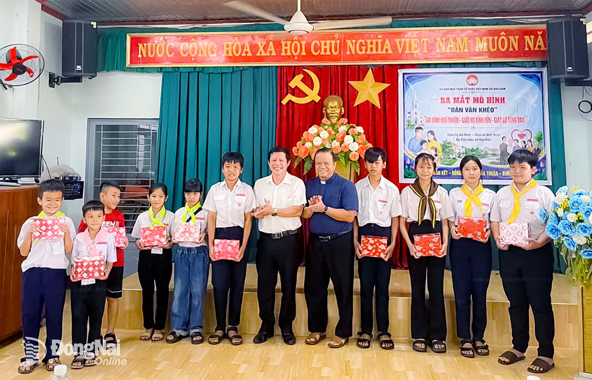 Đại diện Ủy ban MTTQ Việt Nam xã Bàu Hàm và Giáo xứ Bình Minh tặng quà cho học sinh vượt khó, học giỏi tại lễ ra mắt mô hình Gia đình hạnh phúc - Giáo họ bình yên.

