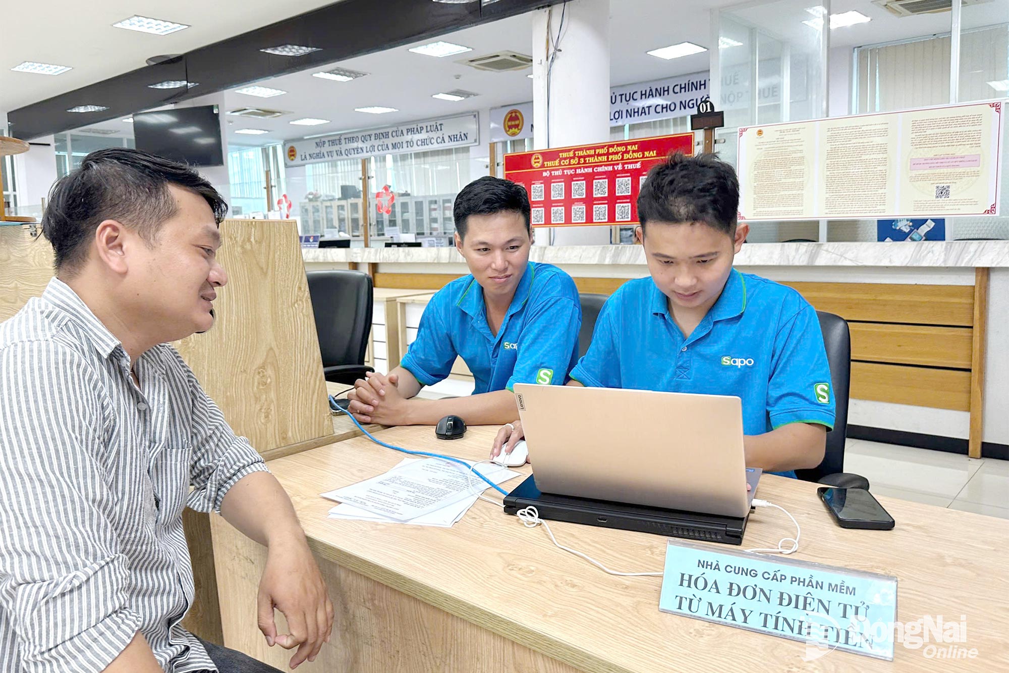 Khu vực hỗ trợ người nộp thuế đăng ký sử dụng phần mềm hóa đơn điện tử từ máy tính tiền tại Thuế cơ sở 3.

