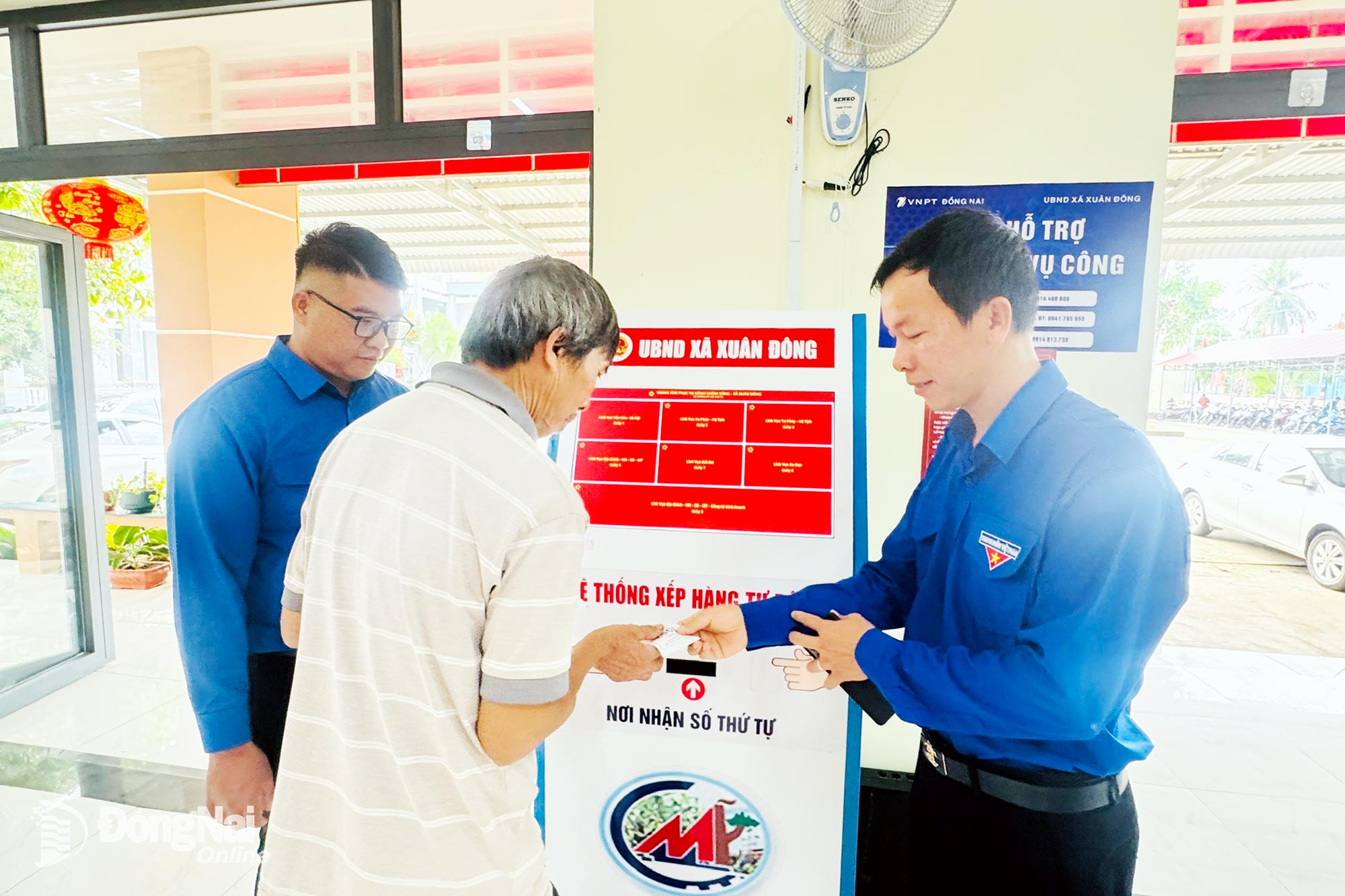 Cán bộ, đoàn viên hỗ trợ người dân thực hiện các thủ tục giấy tờ tại Trung tâm Phục vụ hành chính công xã Xuân Đông.