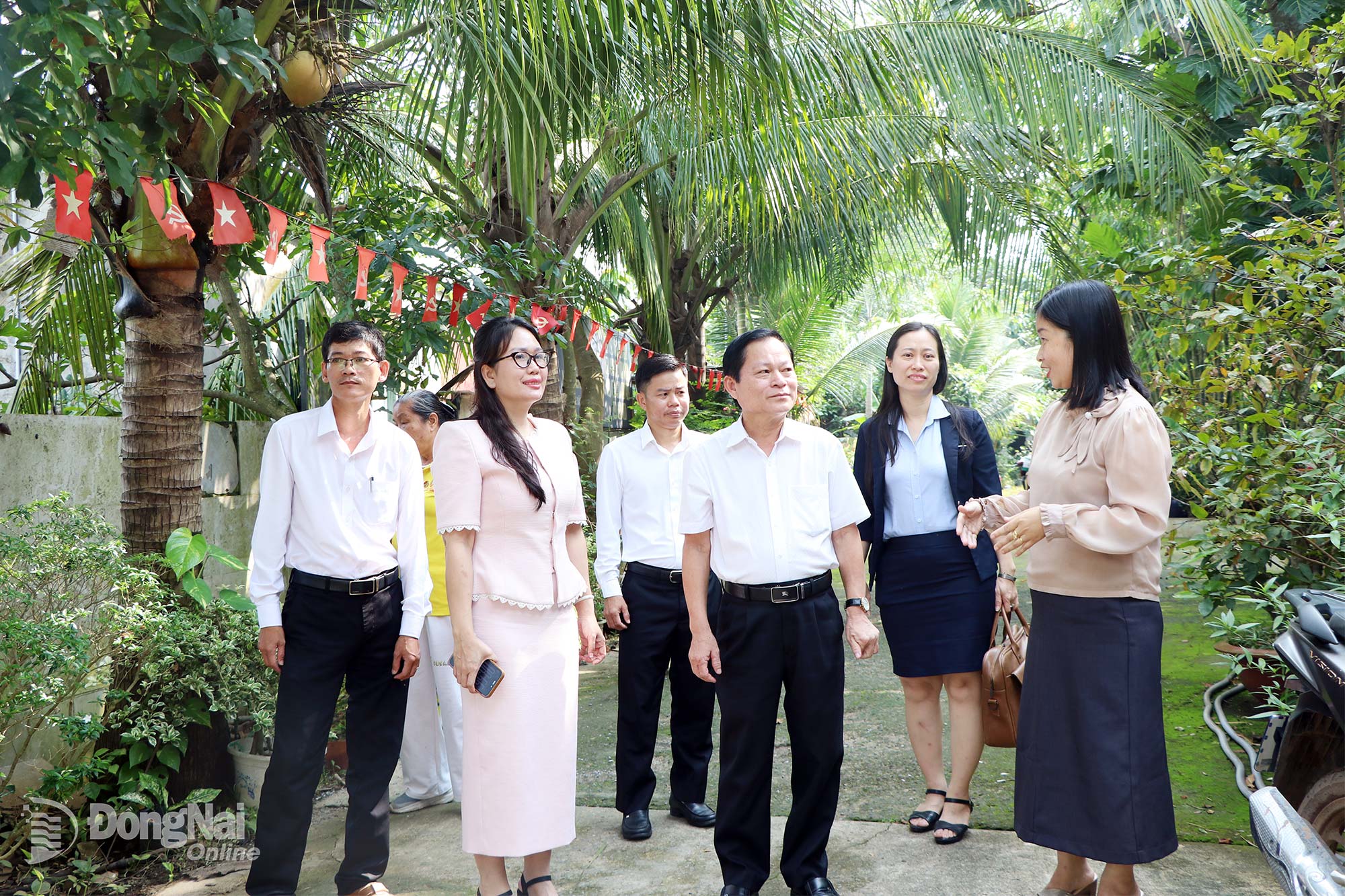 Lãnh đạo Hội Nông dân và phường Phước Tân cùng nông dân tham quan mô hình phát triển quán cà phê Sông Buông.


