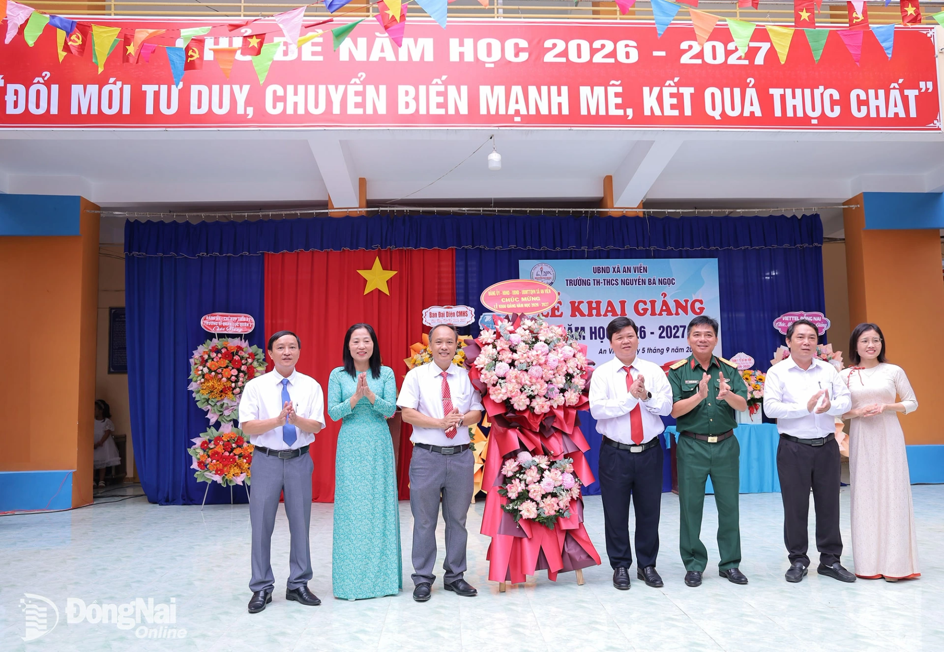  Bí thư Đảng ủy, Chủ tịch HĐND xã Vũ Đình Trung và lãnh đạo xã tặng hoa chúc mừng tập thể Trường TH-THCS Nguyễn Bá Ngọc nhân ngày khai giảng năm học 2026-2027. Ảnh: Thu Bồn
