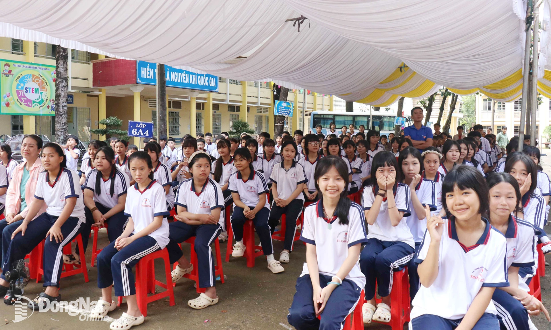 Đại biểu và thanh, thiếu nhi tham dự lễ ra quân. Ảnh: Ngọc Huyền