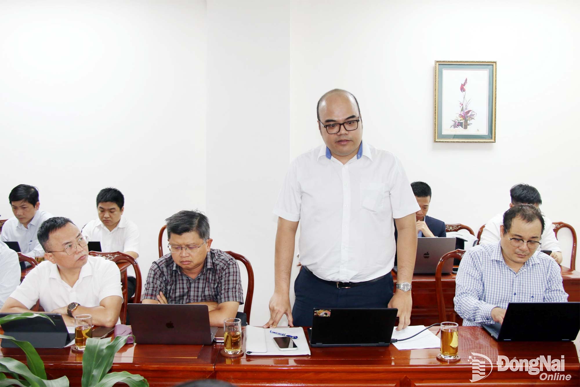 A representative of MobiFone discusses the pilot implementation and rollout roadmap for the Dong Nai City digital platform. Photo: Hai Quan

