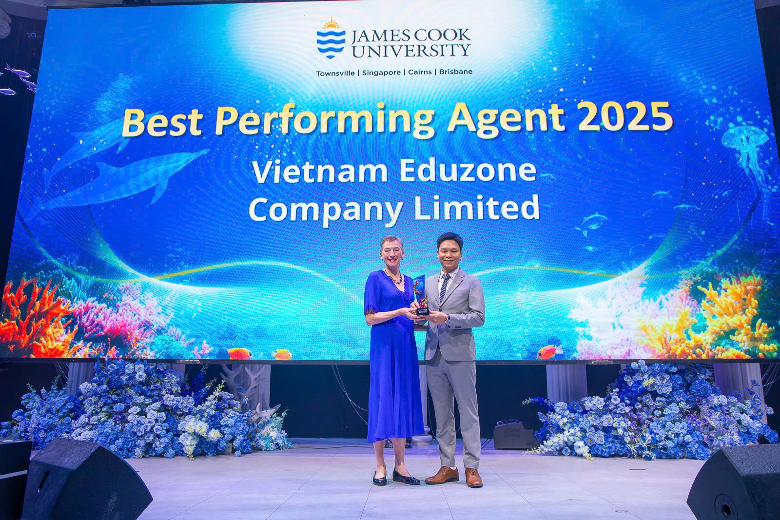 Eduzone nhận danh hiệu “Đối tác có hoạt động tốt nhất” từ trường Đại học James Cook Singapore.