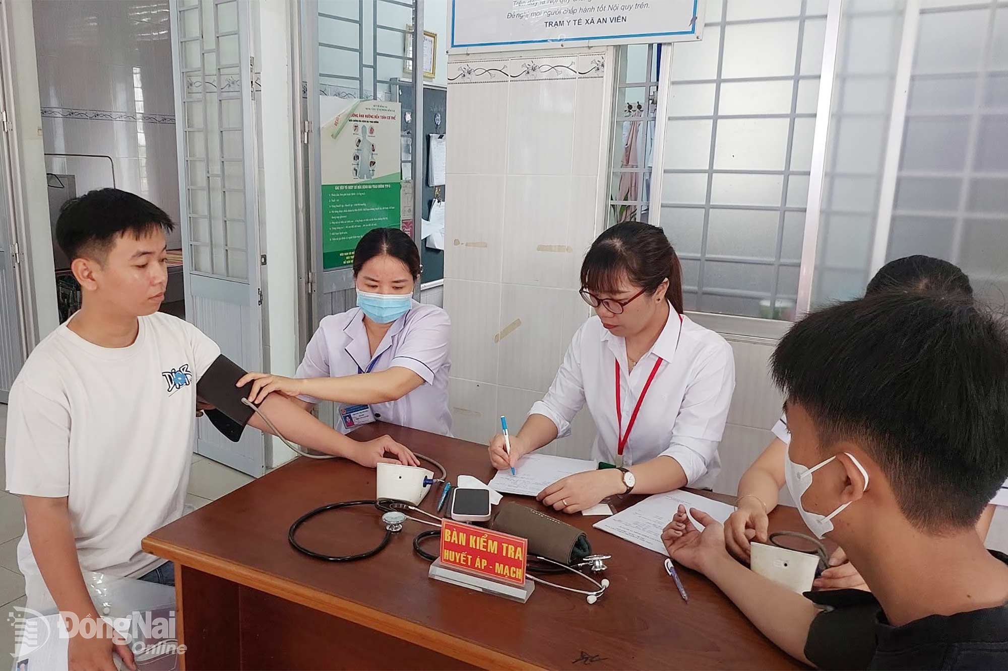 Khám sơ tuyển sức khỏe nghĩa vụ quân sự và Công an nhân dân năm 2027 cho nam công dân xã An Viễn. Ảnh: Thu Bồn